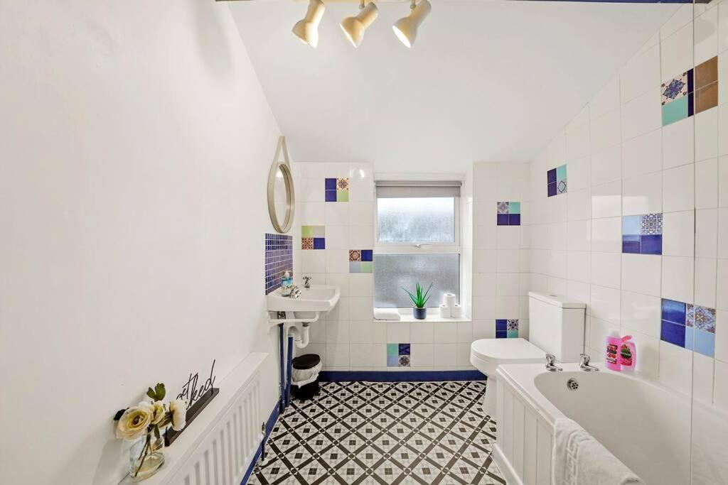 Aesthetic Cambridge Cottage Sleeps 5! Luaran gambar